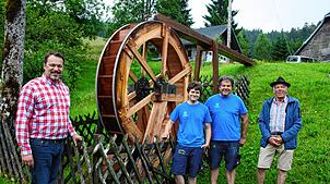 Bürgermeister Marcel Schneider (links) bewundert das neue Wasserrad von Familie Maier in Todtmoos-Rütte. Gabriel, Jürgen und Ernst Maier ...