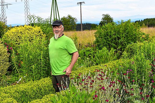 Kräftige Heilkräuter und Tees wachsen im Garten von Bernhard Bockstaller in Brenden.