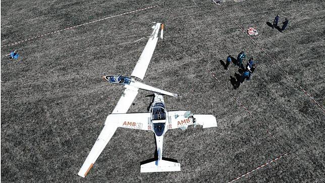 Diese Aufnahme zeigt die wahrscheinliche Kollisions-Situation der beiden abgestürzten Flugzeuge in der Luft. Die Situation wird 2022 von ...