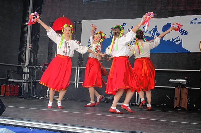 Ukrainische Frauen zeigen mehrere Tänze. Sie begeisteren sowohl mit den Choreographien als auch mit ihrer bunten Bekleidung.