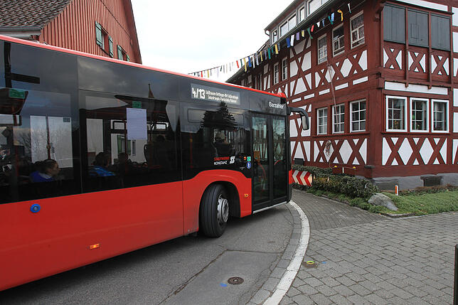 Bild 4: 90 Grad, abgebrochene Außenspiegel und festklemmende Stadtbusse: Wieso diese enge Kurve in Dingelsdorf so berüchtigt ist