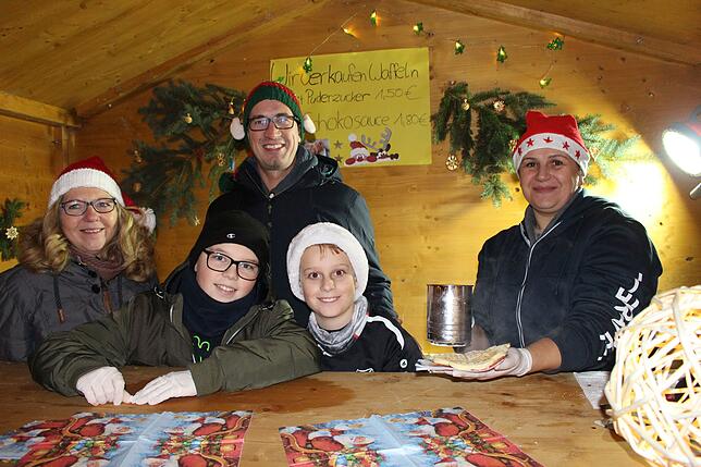 Die Realschule am Eichberg verwöhnte die Adventszauber-Besucher mit leckeren Waffeln, hier im Bild von links Colette Pousset, Thomas ...