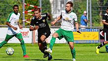 Der SV Mühlhausen (links Jeremy Kaplan) setzte sich am ersten Spieltag mit 2:1 beim FC Steißlingen (rechts Tim Strohmeier) durch.
