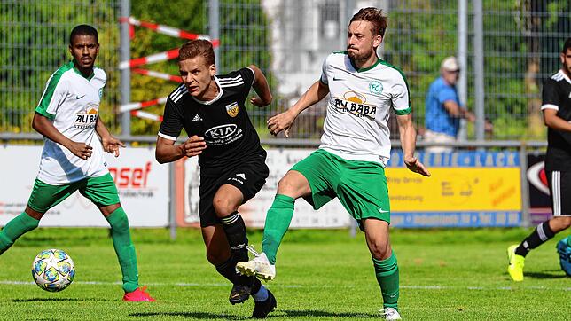 Der SV Mühlhausen (links Jeremy Kaplan) setzte sich am ersten Spieltag mit 2:1 beim FC Steißlingen (rechts Tim Strohmeier) durch.