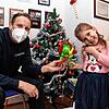 Kommandant Gerd Wimmer überreicht der kleinen Luisa (6) aus Trossingen eine Grisu-Plüschfigur und weitere Geschenke. Das Mädchen hatte ...