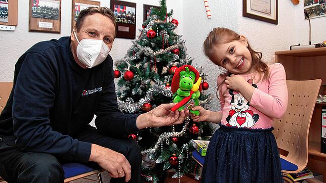 Kommandant Gerd Wimmer überreicht der kleinen Luisa (6) aus Trossingen eine Grisu-Plüschfigur und weitere Geschenke. Das Mädchen hatte ...