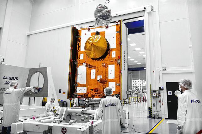 Ein Sentinel-6- Satellit aus der Copernicus-Reihe steht in Immenstaad.