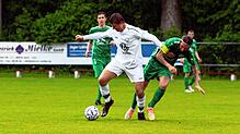 Hier konnte Niklas Uhl (links) vom SC Markdorf den Aach-Linzer Kapitän Todor Stoykov (rechts) vom Ball trennen.