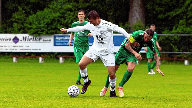 Hier konnte Niklas Uhl (links) vom SC Markdorf den Aach-Linzer Kapitän Todor Stoykov (rechts) vom Ball trennen.