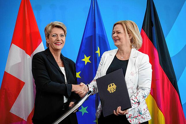 Nancy Faeser (SPD, r), Bundesministerin für Inneres und Heimat, und ihre schweizerische Amtskollegin, Bundesrätin Karin Keller-Sutter, ...