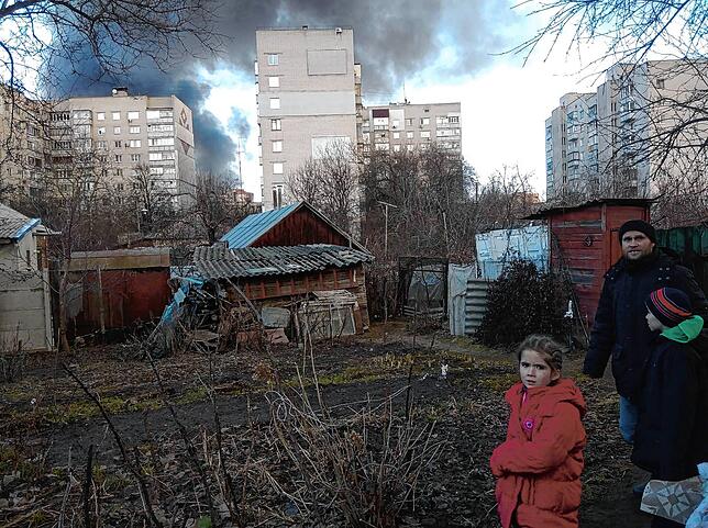 Die Familie von Oksana Kravtsova während eines russischen Angriffs auf ihre Heimatstadt Tschernihiw. Im Hintergrund sind Rauchschwaden ...