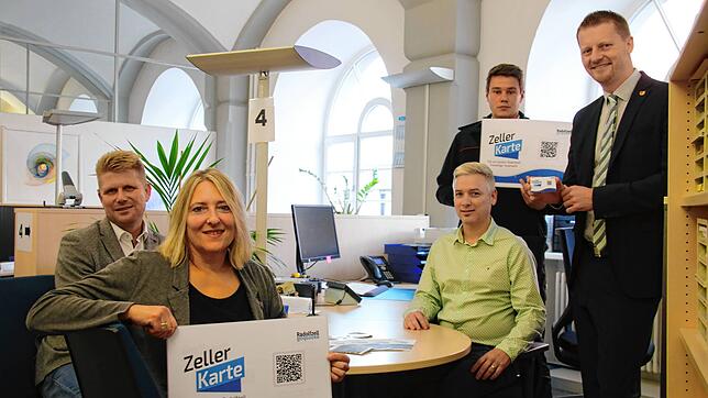 Zeigen überdimensioniert, wie die neue Zeller Karte aussieht (von links): Frank Perchtold (zuständig für Informations- und ...
