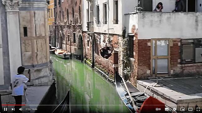 Dieser Screenshot zeigt einen Mann beim Salto über einem Kanal in Venedig.