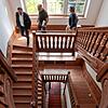 Das imposante Treppenhaus der Villa Rheinburg mit Oberbürgermeister Uli Burchardt, Hochbauamtsleiter Thomas Stegmann und seiner ...