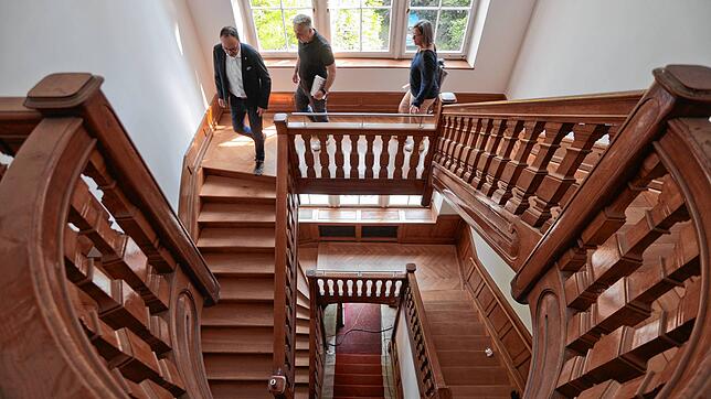 Das imposante Treppenhaus der Villa Rheinburg mit Oberbürgermeister Uli Burchardt, Hochbauamtsleiter Thomas Stegmann und seiner ...