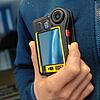 Ein Mitarbeiter der Blankenburger Firma Netco Professional Services GmbH prüft eine Bodycam.