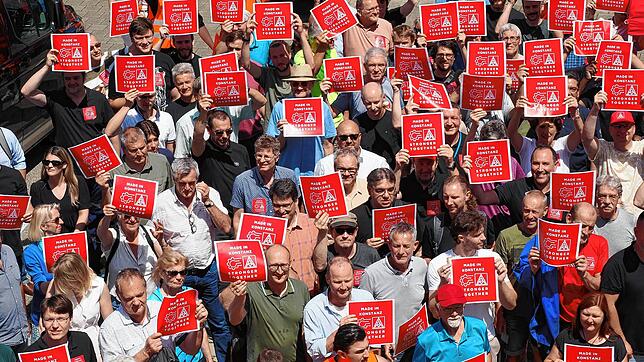 Rote Plakate, klare Botschaft: „Made in Konstanz – stronger together“ (“In Konstanz hergestellt – zusammen stärker“). Ein bemerkenswert ...