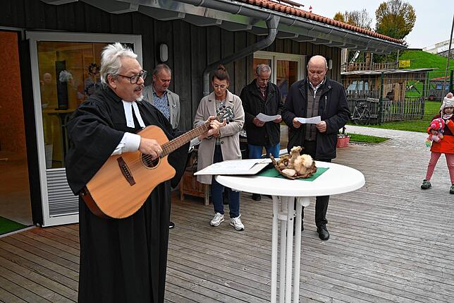 Mit dem Lied „Komm bau ein Haus“ umrahmte Pfarrer Matthias Hasenbrink mit Gitarrenbegleitung die Segnung des neuen Kindergartens. Im ...