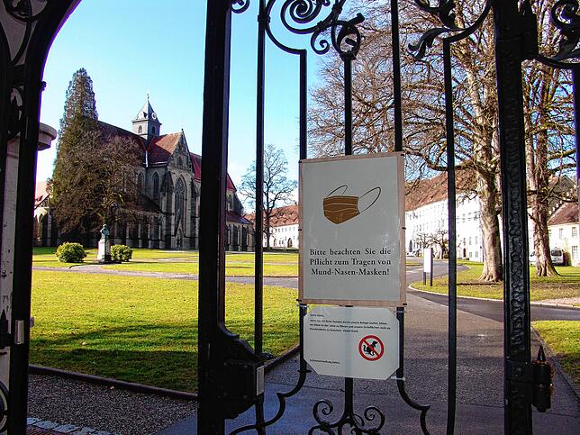 Die Außenanlagen von Kloster und Schloss Salem, mit Hinweis auf Maskenpflicht und Abstandsgebot. Die Angebote zur Besichtigung sind ...