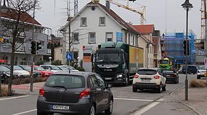 Durchgangsverkehr auf der B30 in Meckenbeuren. Bild: Kerstin Schwier