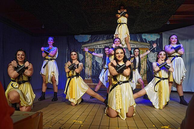 Das Damenballett der Narrenzunft Kuckuck zeigt die Schlussfigur seiner schwungvollen Darbietung.