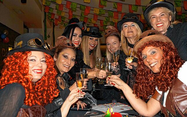 Bild 14: Bilder der &bdquo;Wieberfasnet&ldquo; des Narrenvereins Bosköpfe im Seeum