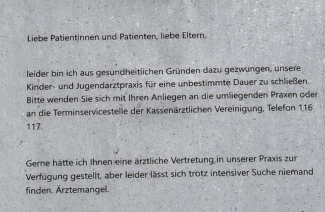 Kinderarzt Matthias Franki informiert über die Schließung der Praxis per Mail, über den Anrufbeantworter und Aushang an der Praxistür.