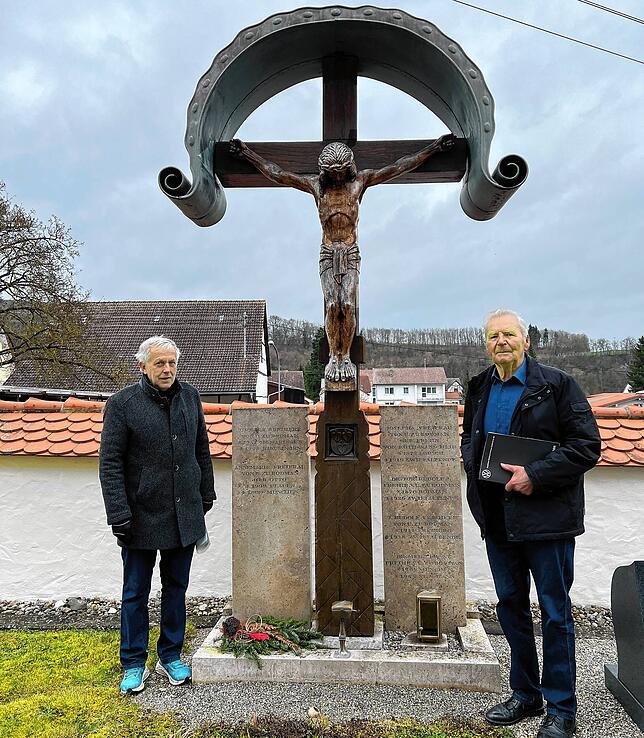 Das Bodmangrab mit zwei Gedenksteinen auf dem Friedhof in Zwiefaltendorf: Links Hans Petermann, früher Bürgermeister von Riedlingen, ...