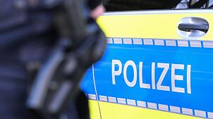 Ein Mann soll in Isny im Allgäu der Polizei davongerast sein (Symbolbild)