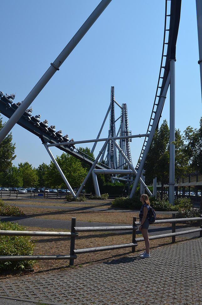 Bild 1: Ich habe panische Angst vor dem Achterbahnfahren. Trotzdem bin ich im Europapark in eine eingestiegen