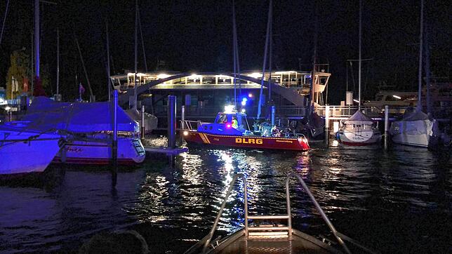 Die DLRG Konstanz rettete in der Nacht von Freitag auf Samstag (21./22.5.) eine Frau aus dem Wasser im Fährehafen in Konstanz Staad.