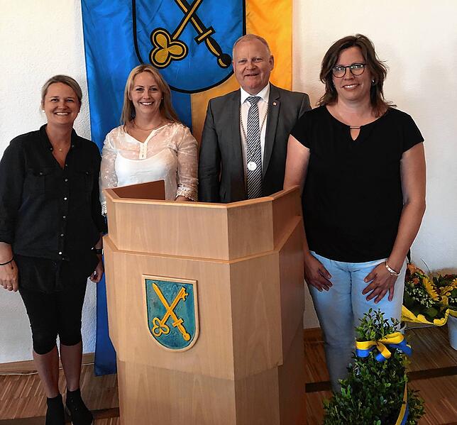 „Wir sind ein tolles Team im Rathaus“, sagt Daniela Warnkönig. Von links: Jasmin Bachmann, Daniela Warnkönig, Bürgermeister ...