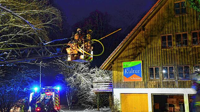 In der Waldkulturscheune in Pfaffenweiler kam es am Samstagabend zu einem Brand.