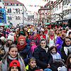 Tausende Menschen feiern in Radolfzell die Fasnacht, hier beim Narrenbaumstellen 2023. Doch wie gelingt die Annäherung an die Tradition?