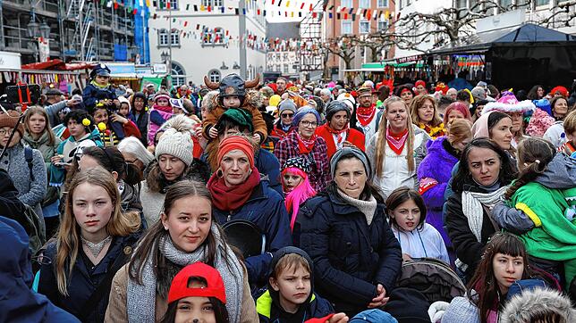 Tausende Menschen feiern in Radolfzell die Fasnacht, hier beim Narrenbaumstellen 2023. Doch wie gelingt die Annäherung an die Tradition?