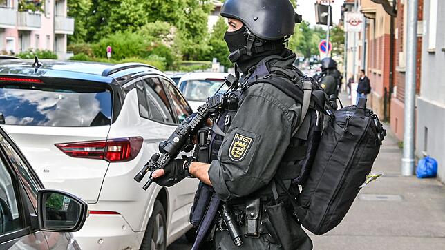 Dutzende schwer bewaffnete Polizisten rücken aus, nachdem Zeugen Schüsse gehört haben.