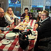 Buba Jaiteh (rechts) gehört bei den Gillys in Hondingen zur Familie. Unser Bild zeigt ihn beim Kaffeetrinken mit von links Oliver Gilly, ...