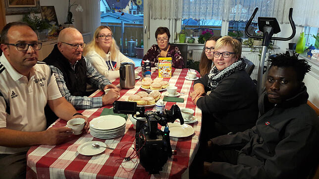 Buba Jaiteh (rechts) gehört bei den Gillys in Hondingen zur Familie. Unser Bild zeigt ihn beim Kaffeetrinken mit von links Oliver Gilly, ...