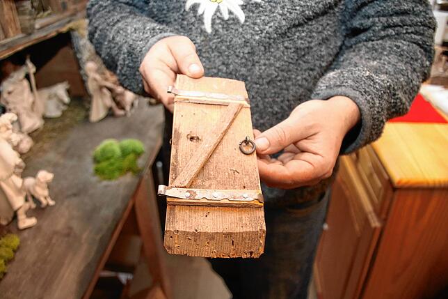 Bild 14: Von der uralten Schindel zur schmucken Weihnachtskunst: So entsteht eine handgebaute Krippe
