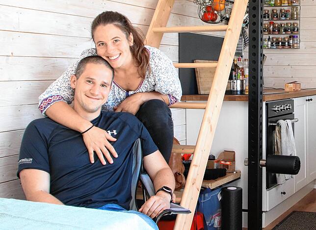 Amelia und Stefan Eichmann in ihrem gemütlichen Tiny House.