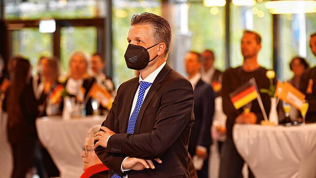 Ein ernst blickender Thorsten Frei bei der CDU-Wahlparty in der Donauhalle: Das Direktmandat hat er gewonnen, allerdings hat die CDU ...