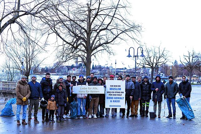 Gruppenfoto am Neujahrsmorgen: Mitglieder der Ahmadiyya-Gemeinde beseitigen an der Häfler Uferpromenade Überbleibsel der Silvesternacht.