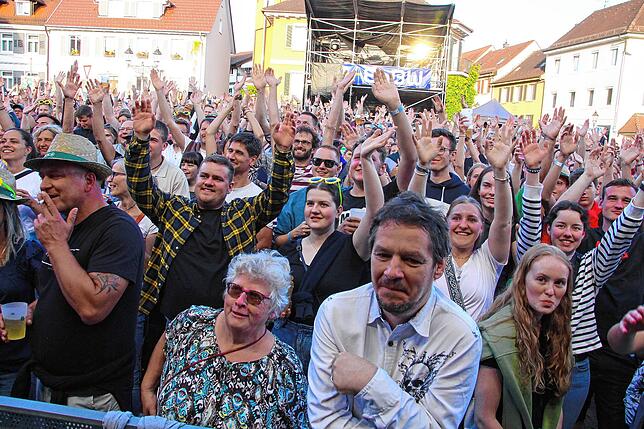 Beim Markdorf Open Air, hier beim Konzert von LaBrassBanda 2024, herrscht auf dem Marktplatz stets eine gute Stimmung.