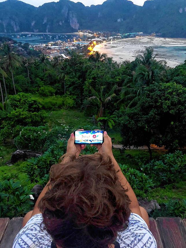 Manchmal muss Jonathan Koch auch im Urlaub segeln, wenn es um die Weltmeisterschaft geht. Hier in Thailand mit einem tollen Ausblick.