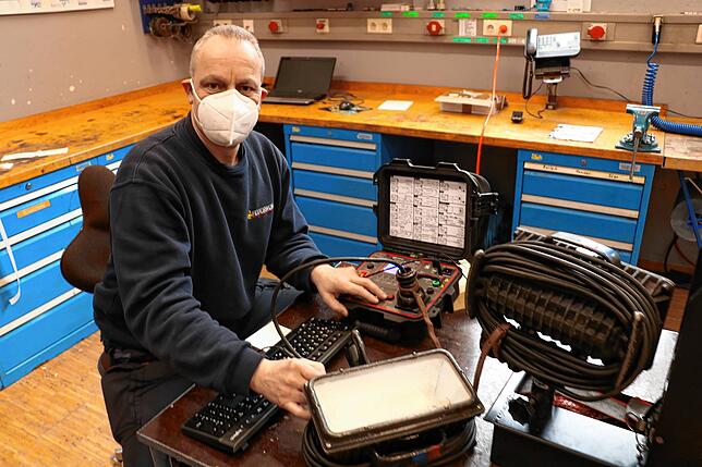Gerätewart Andreas Maier prüft in der Werkstatt der Feuerwehr Donaueschingen die Elektrofunktion eines Leuchters. Undenkbar, wenn eine ...