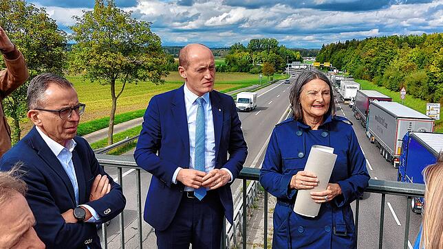 Landrat Sven Hinterseh (von links), Bad Dürrheims Bürgermeister Jonathan Berggötz und Regierungspräsidentin Bärbel Schäfer bei der ...