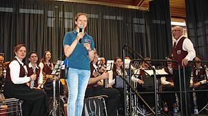 Zum Fest zu 70 Jahren Musik- und Trachtenverein Öfingen begrüßt  Vorsitzende Christina Engesser die Musiker aus Zimmern zusammen mit ...