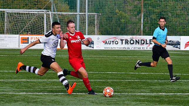 Erster Derbysieg seit neun Jahren: Fabian Zumkeller (rotes Trikot) hängt hier Tiengens Celilhan Karacan im Laufduell ab. Der Weilheimer ...