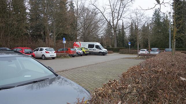 Bis vor Kurzem musste man morgens früh kommen, um auf dem Parkplatz an der Zahnstraße noch einen Platz zu ergattern. Seit der ...