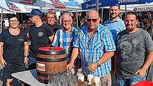 Beim Fassanstich (von links): Sonja Teufel (Studhof), Matthias Ruftland (Hinterbach Sürpfler), Alexander Teufel (Studhof), Bürgermeister ...